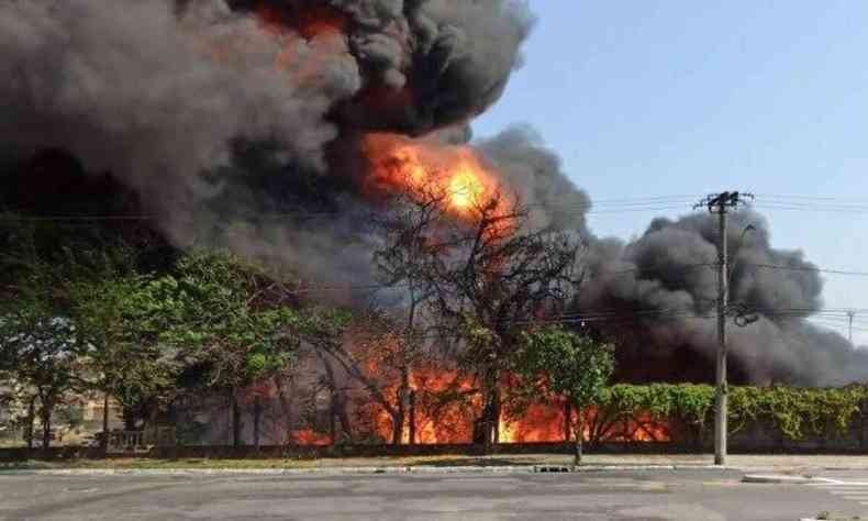 Imagem mostra incndio em Contagem