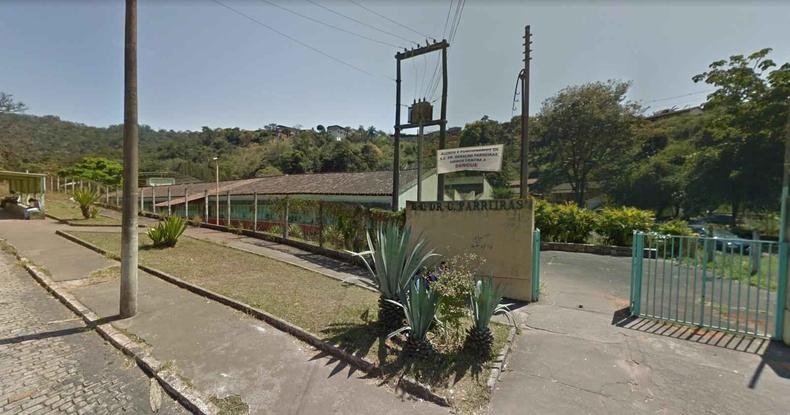 Casos de roubos de cabos de energia têm sido comuns na região(foto: Google Maps) Vista da Escola Estadual Dr. Geraldo Parreira, em João Monlevade