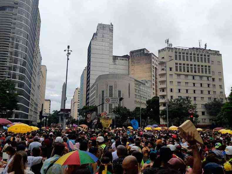 Milhares de folies foram ao cortejo do Al Abacaxi e folies reclamaram do veto imposto pelas autoridades(foto: Lara Pereira/EM/D. A Press Brasil)