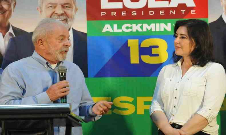 Simone Tebet ao lado de Lula, durante evento de campanha em Juiz de Fora