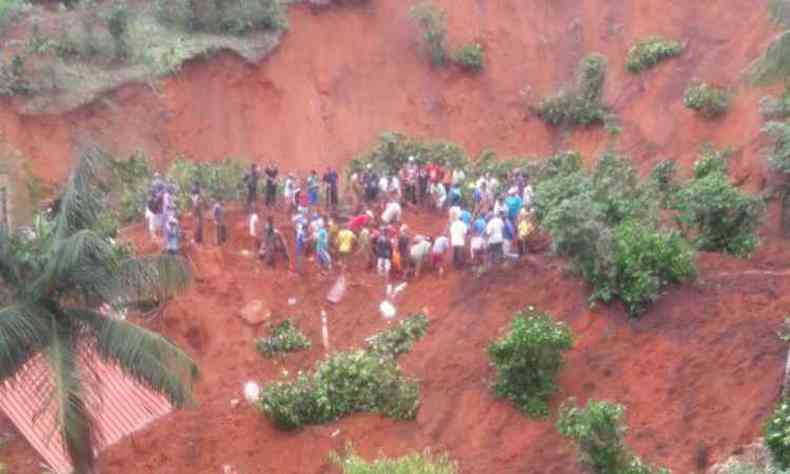 Populao local foi a primeira fora para ajudar no resgate de soterrados em Imbiruu. distrito de Mutum(foto: Gilsilei Quesia/Divulgao)