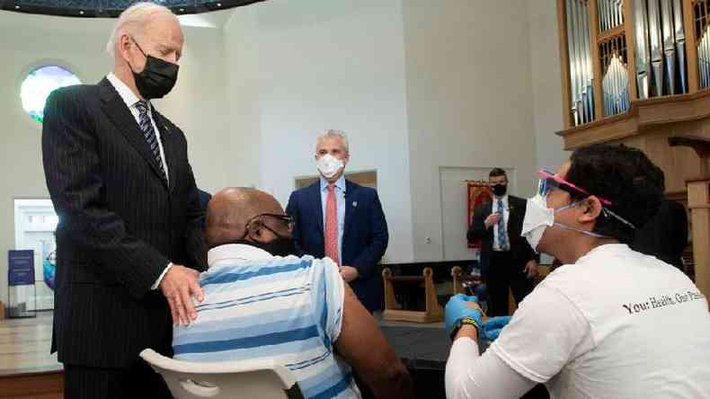 Joe Biden esteve na tera-feira em um dos muitos centros de vacinao do pas(foto: Getty Images)