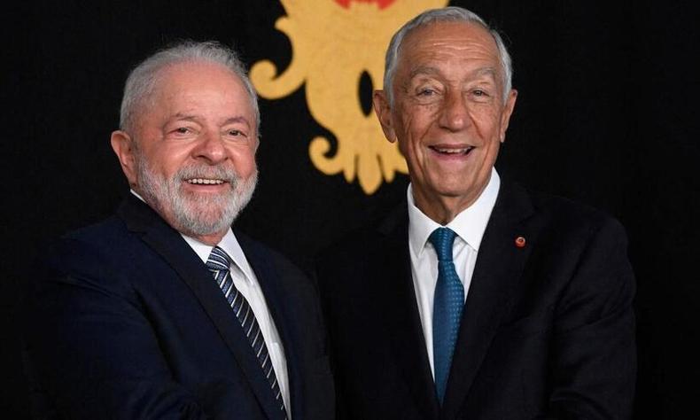 Lula e Marcelo Rebelo se cumprimentam e sorriem