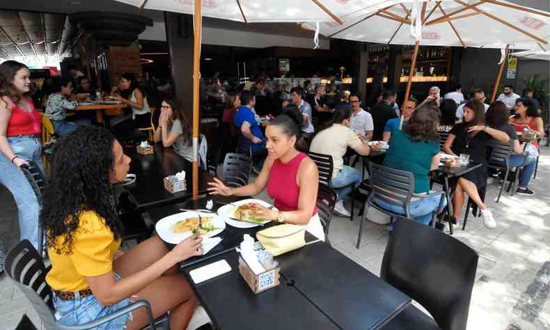 Movimento no Berilo Cozinha & Drinks, na Rua Fernandes Tourinho, na Savassi, em BH