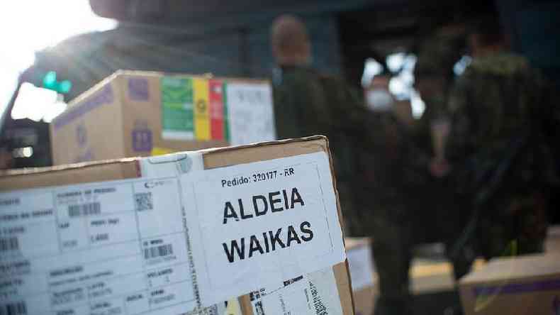 Militares em base area em Boa Vista (RR) preparam envio de doses para aldeias yanomamis(foto: Andressa Anholete/Getty Images)