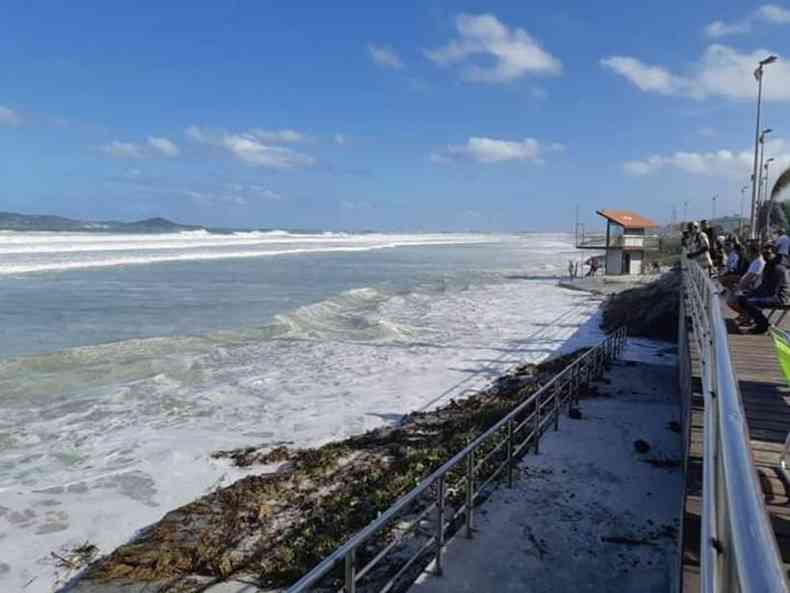 Avanço da água sobre a faixa de areia deixou barraqueiros sem trabalho na Praia do Forte, em Cabo Frio (RJ) (foto: WhatsApp/Divulgação)