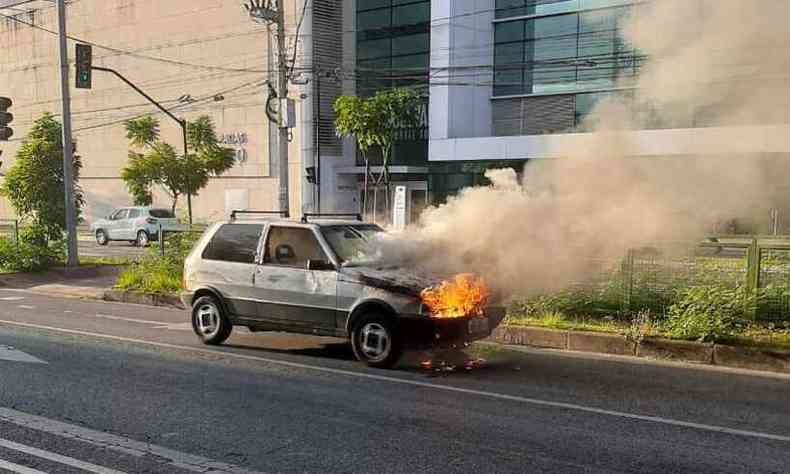 Carro pega fogo na Avenida dos Andradas, em frente ao Boulevard Shopping neste domingo (25)(foto: Guarda Civil Municipal de BH)