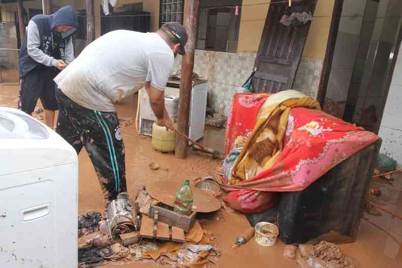Moradores atingidos pelas chuvas tentam recuperar o que sobrou em casa aps a inundao