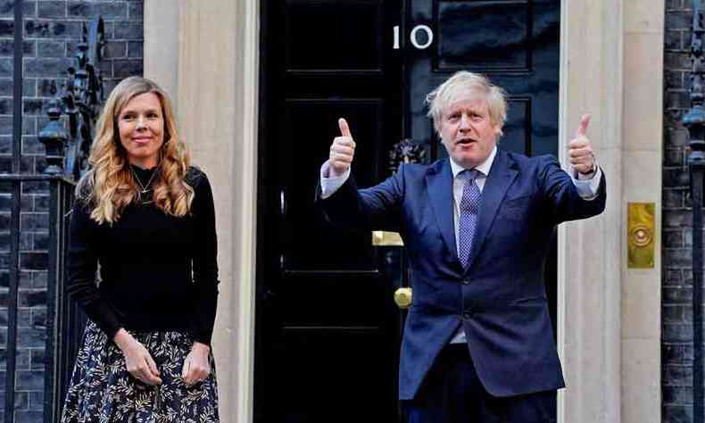 Boris Johnson participa de 'aplauso' aos profissionais do NHS por seu trabalho na pandemia 