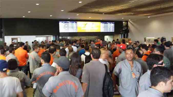 Protesto rene cerca de 200 trabalhadores da Gol Linhas Areas (foto: Mara Cabral/EM/D.A/Press)