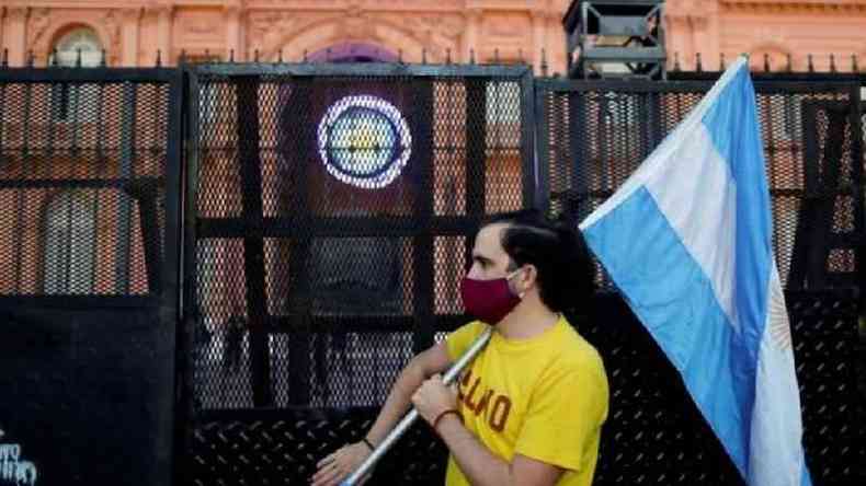 Medidas de restrio diante de aumento de casos de covid-19 na Argentina foram alvos de protestos(foto: REUTERS/AGUSTIN MARCARIAN)