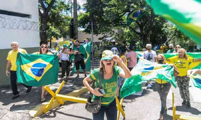 Bolsonaristas hostilizam profissional do Estado de Minas