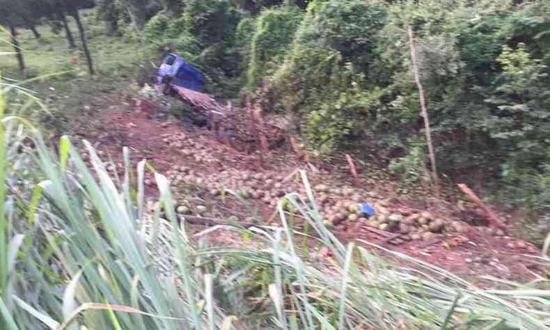 Caminhão destruído após acidente em Sabará (MG)