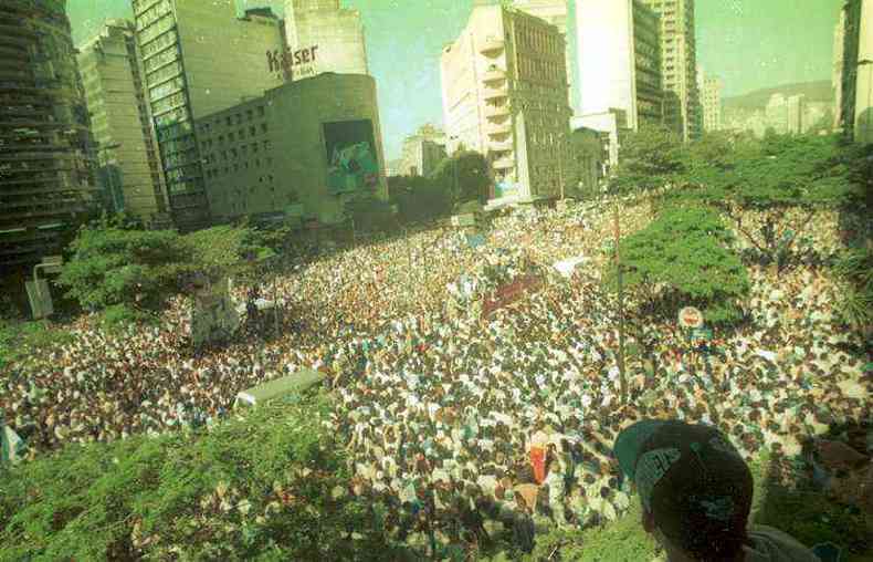 Multido em comemorao do ttulo da Copa do Brasil de 1996(foto: Juarez Rodrigues/Estado de Minas)