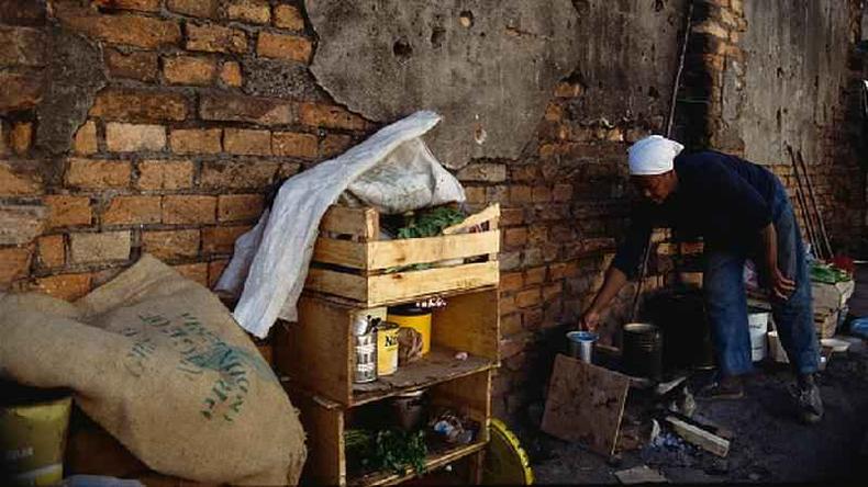 Mulher cozinhando na rua, em foto de arquivo; líquidos mais inflamáveis são mais inseguros e favorecem acidentes graves(foto: Getty Images) Mulher cozinhando na rua, em foto de arquivo