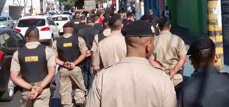 Passeata de policiais militares na Avenida Pedro II, em BH, antes do enterro de soldado (foto: Polícia Militar/Divulgação) Passeata de policiais militares na Avenida Pedro II, em BH, antes do enterro de soldado (foto: Polícia Militar/Divulgação)