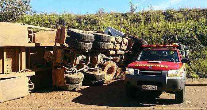 Carreta tombou quando um dos reboques se descontrolou e puxou o restante do veculo(foto: Corpo de Bombeiros/Divulgao)