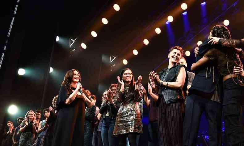 Alanis Morissette e o elenco na noite de estreia do musical Jagged little pill, em Nova York, em dezembro do ano passado(foto: Daniel Zuchnik/AFP - 5/12/19)