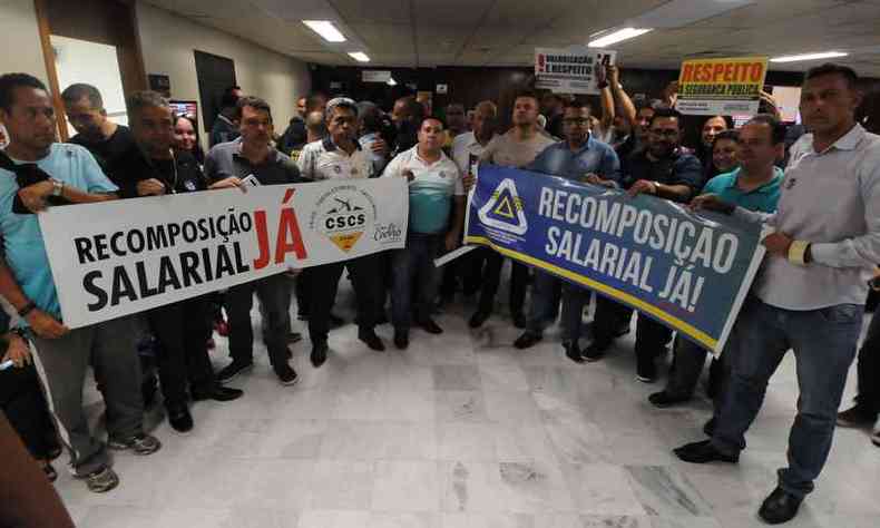 Agentes da segurana pblica ocuparam a galeria de um dos plenrios da Assembleia para cobrar a aprovao do reajuste(foto: Juarez Rodrigues/EM/D.A Press)