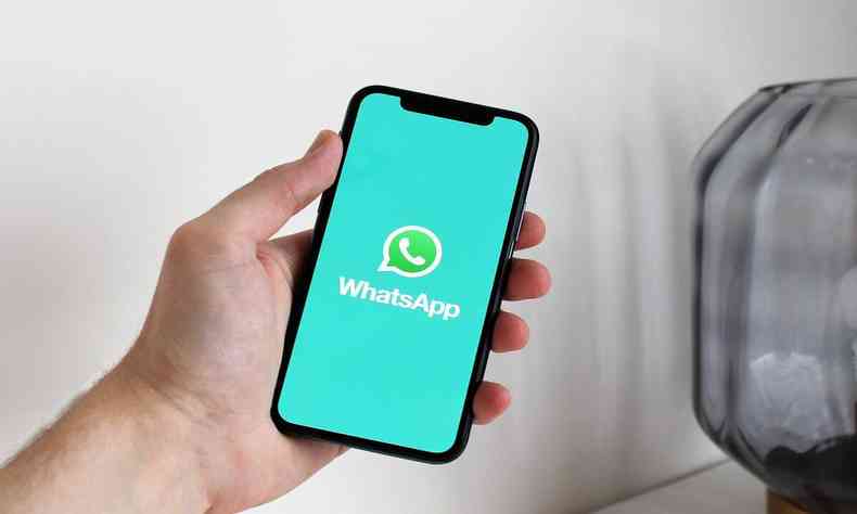 Imagem mostra celular com tela de abertura do aplicativo de mensagens WhatsApp