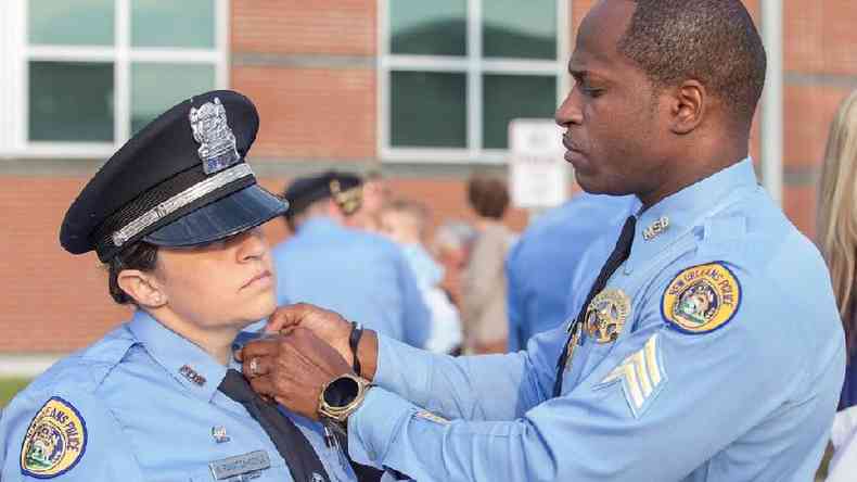 Policiais de Nova Orleans usando o broche do EPIC: programa baseado nas ideias de Staub tm reduzido a violncia policial na cidade(foto: BBC)