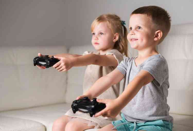 Irmos em casa brincando com jogos de joystick