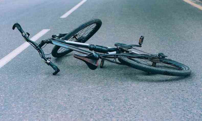 Bicicleta caída no chão