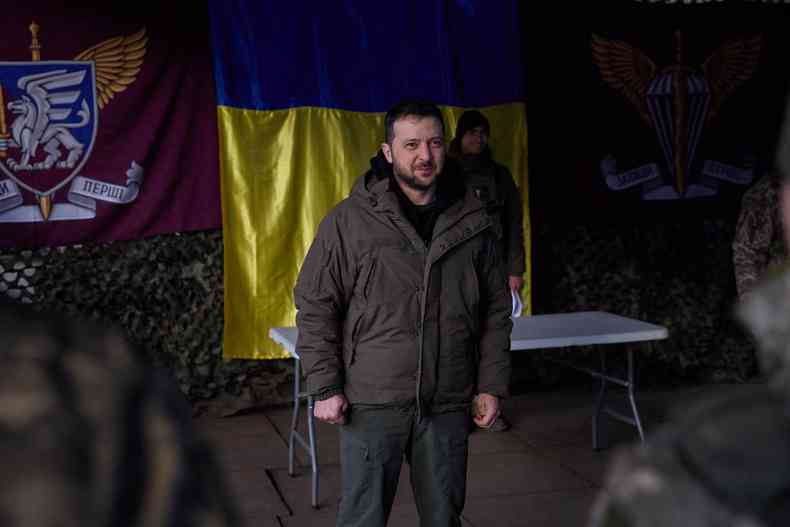 Na foto, o presidente ucraniano Volodimir Zelensky em comunidade de resistncia