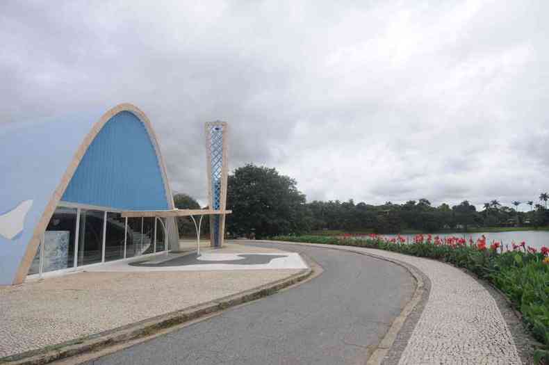 Igreja So Francisco de Assis diante da cidade esvaziada: BH  o epicentro da doena em Minas, com 23 mil casos de coronavrus(foto: LEANDRO COURI)