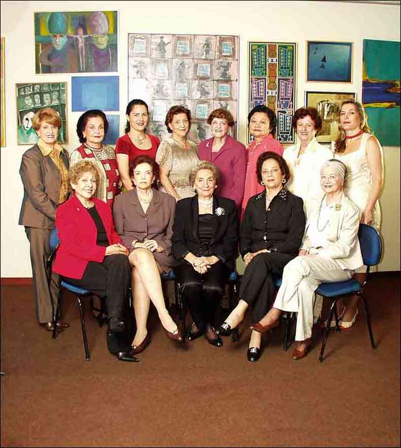 A diretoria da Associao das Amigas da Cultura, em foto de 2000, tendo ao centro a saudosa italiana Anita Uxa, fundadora da entidade(foto: Ftima Damasceno/Divulgao)