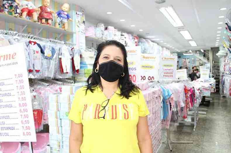 Zena Kobaissi, gerente de uma loja de artigos infantis e de recém nascidos durante as compras de natal no centro de BH na semana que antecede a data