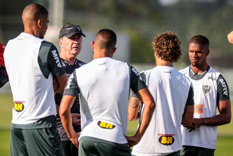 Levir Culpi orienta Leonardo Silva, Zé Welison, Guga e Carlos César: chance de assumir a ponta com time B na disputa regional(foto: BRUNO CANTINI/ATLÉTICO) Levir Culpi orienta Leonardo Silva, Zé Welison, Guga e Carlos César: chance de assumir a ponta com time B na disputa regional(foto: BRUNO CANTINI/ATLÉTICO)
