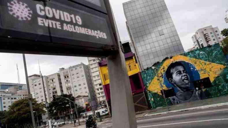Relgio de rua com aviso sobre a covid-19 em So Paulo, capital do Estado com mais casos da doena desde o incio da pandemia(foto: SEBASTIO MOREIRA/EPA)