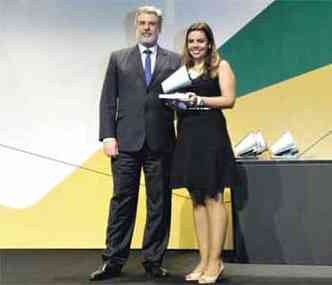 Ana Clara Brant recebe o prmio de Jos Alcides Santoro Martins, diretor de Gs e Energia da Petrobras(foto: AGNCIA PETROBRAS)