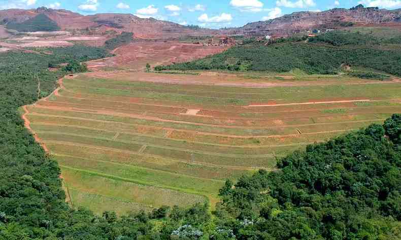 Vista do dique da mina de Serra Azul, da ArcelorMittal, em Itatiaiuu