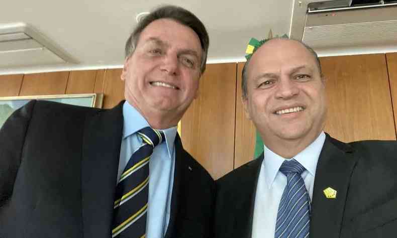 Bolsonaro e Ricardo Barros sorrindo em selfie