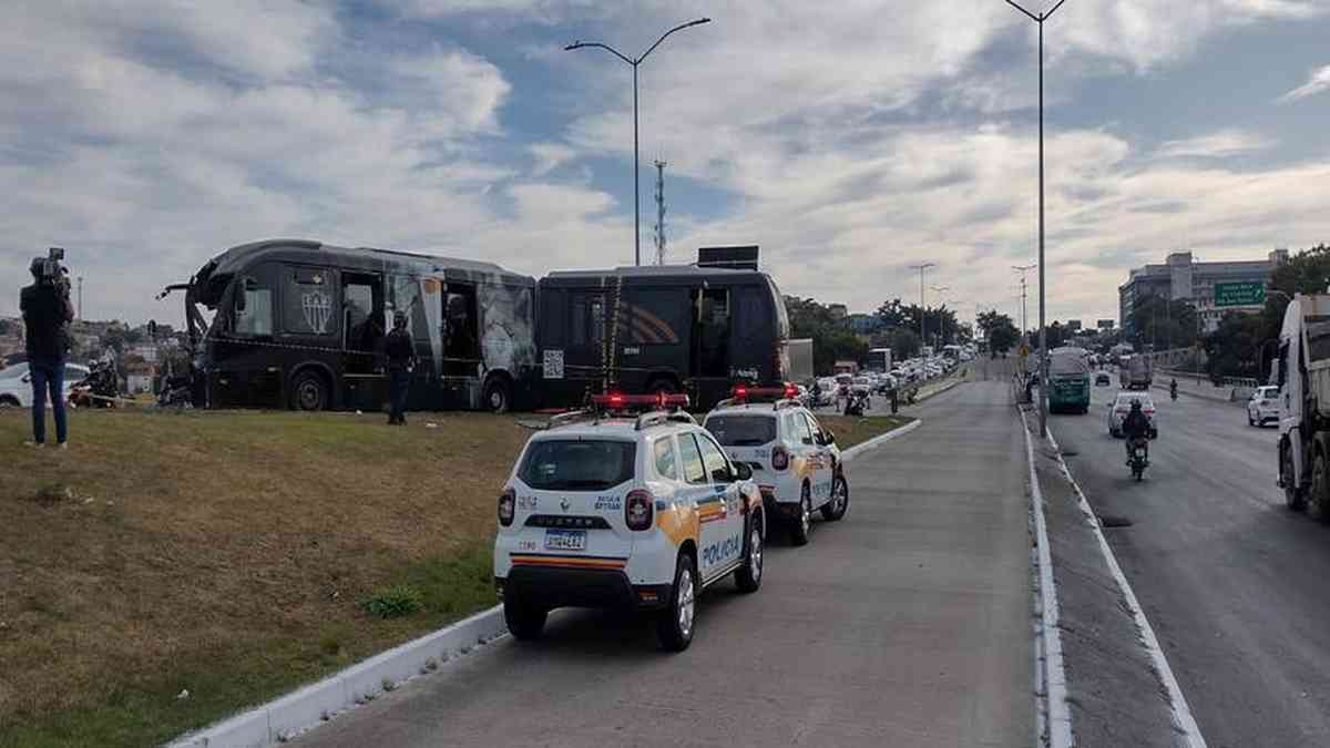 Batida entre carro, ônibus e caminhão deixa dois feridos e interdita  parcialmente BR-251 - Rádio Itatiaia