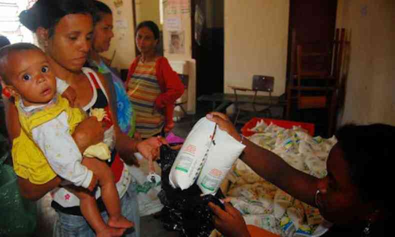 Governo de Minas Gerais retoma distribuição de leite para famílias de baixa renda do estado