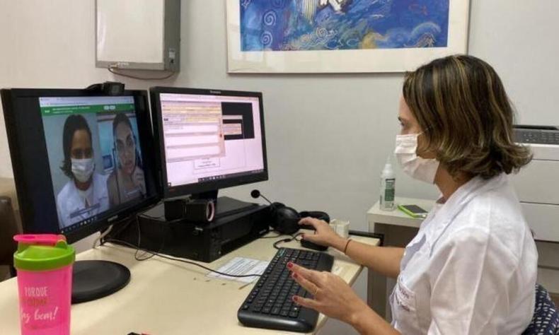 Mdica realizando teleconsulta 