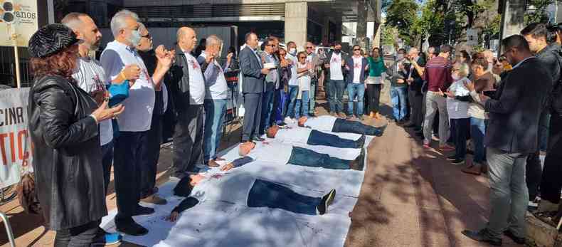 Deitados, auditores fiscais protestam em frente ao prdio da Justia federal, em BH .