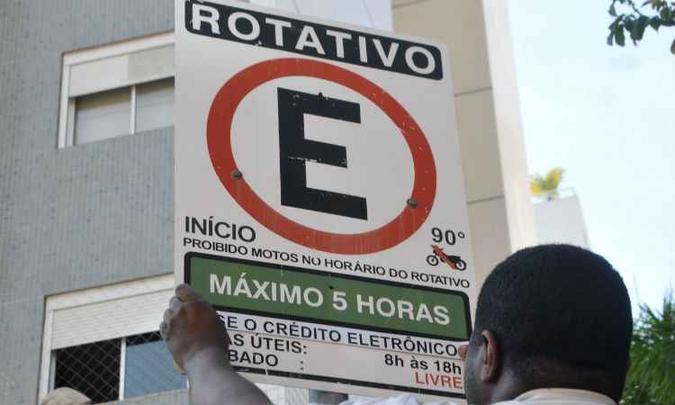 Funcionários já fazem modificações nas placas da cidade(foto: Jair Amaral/EM/D.A.Press) Funcionários já fazem modificações nas placas da cidade(foto: Jair Amaral/EM/D.A.Press)