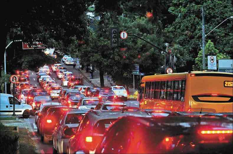 No Brasil, a população tem preferência pelo transporte individualizado, já que a qualidade do coletivo deixa a desejar(foto: Gladyston Rodrigues/EM/D.A Press )