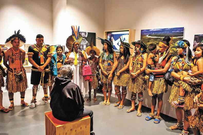 Reunio da cacique Angoh da Aldeia Patax com parentes 