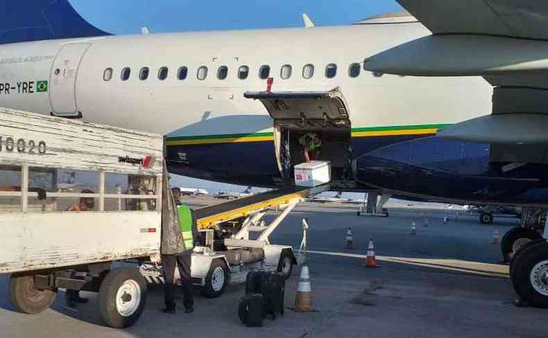 561.750 unidades da AstraZeneca desembarcaram na manh da ltima quarta-feira (26/5) no Aeroporto de Confins(foto: BH Airport/Divulgao)