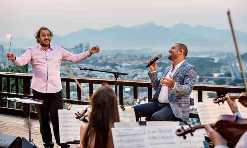 O maestro Rodrigo Toffolo e o cantor Diogo Nogueira no show gravado na Joatinga, carto-postal carioca
