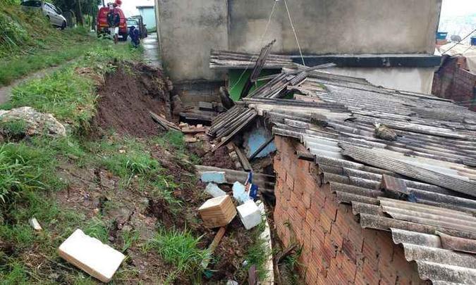 Encosta não suportou o peso da água das chuvas e desabou sobre o muro da casa(foto: Corpo de Bombeiros/Divulgação) Encosta não suportou o peso da água das chuvas e desabou sobre o muro da casa(foto: Corpo de Bombeiros/Divulgação)