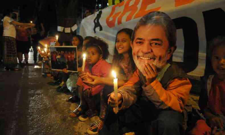 Crianas acompanharam os pais em manifestao de apoio aos que fazem greve de fome em Braslia(foto: Tulio Santos/EM/D.A Press)