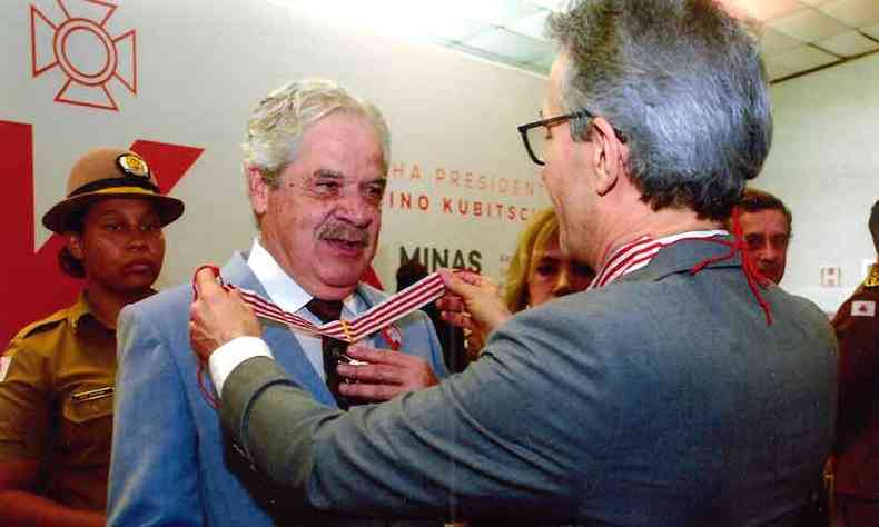 O desembargador Otvio de Abreu Portes foi agraciado com a Medalha JK pelo governador Romeu Zema, durante solenidade em Diamantina(foto: TJMG/divulgao)