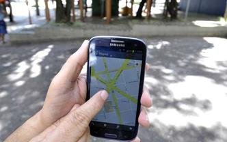 No trajeto a p� entre a Rua Santa Rita Dur�o e a sede do Estado de Minas, GPS do celular indica rota mais longa, mas que seria a correta caso o usu�rio estivesse de carro (foto: Juarez Rodrigues/EM/D.APress)