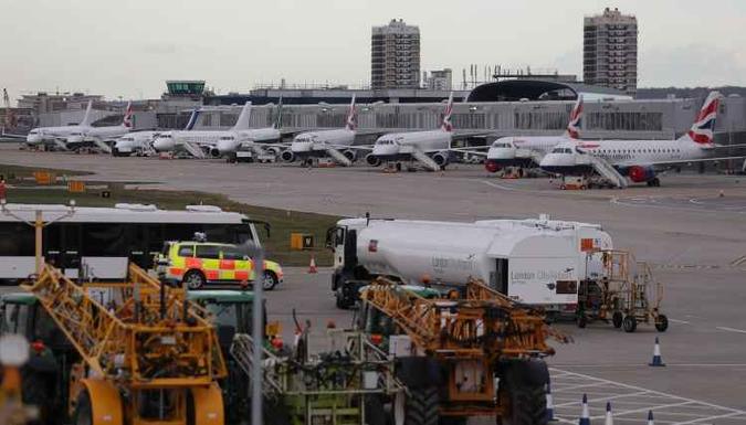 Aviões são vistos na pista do aeroporto em Londres. O terminal foi fechado nesta segunda-feira enquanto militares trabalhavam para remover uma bomba alemã da Segunda Guerra Mundial que foi encontrada em uma doca(foto: Daniel Leal-Olivas/AFP) Aviões são vistos na pista do aeroporto em Londres. O terminal foi fechado nesta segunda-feira enquanto militares trabalhavam para remover uma bomba alemã da Segunda Guerra Mundial que foi encontrada em uma doca(foto: Daniel Leal-Olivas/AFP)